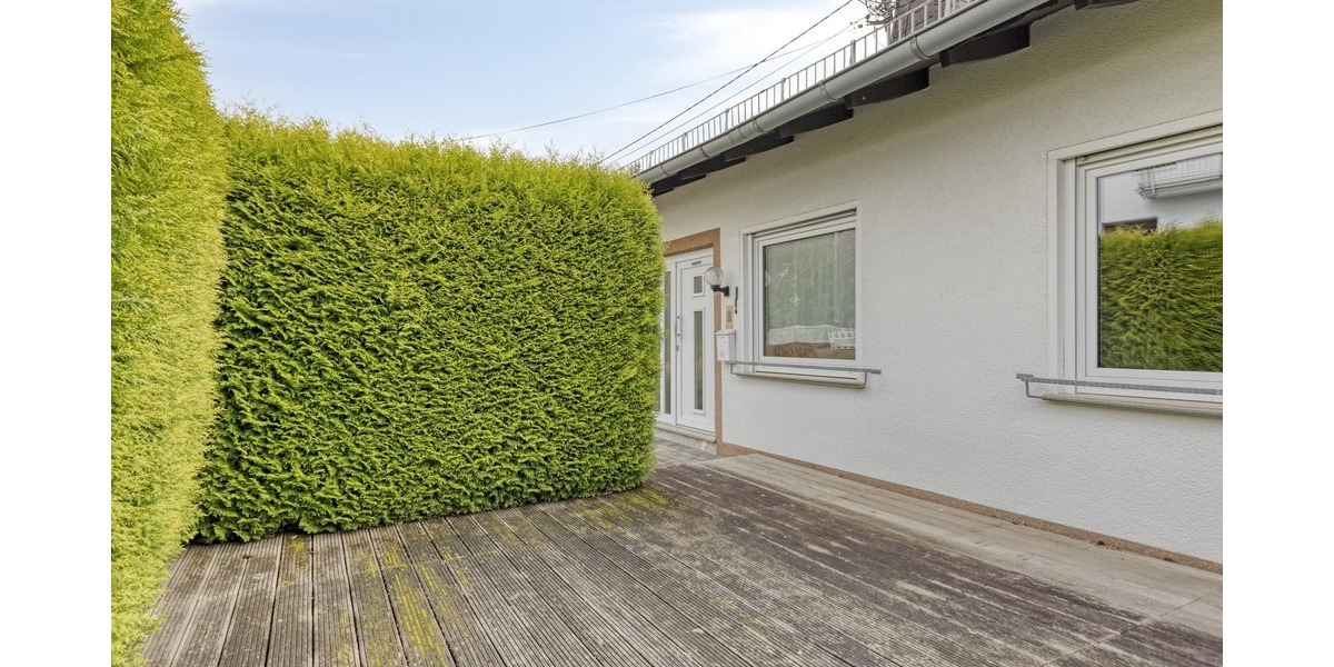 Sichtgeschützte Terrasse vor dem Haus