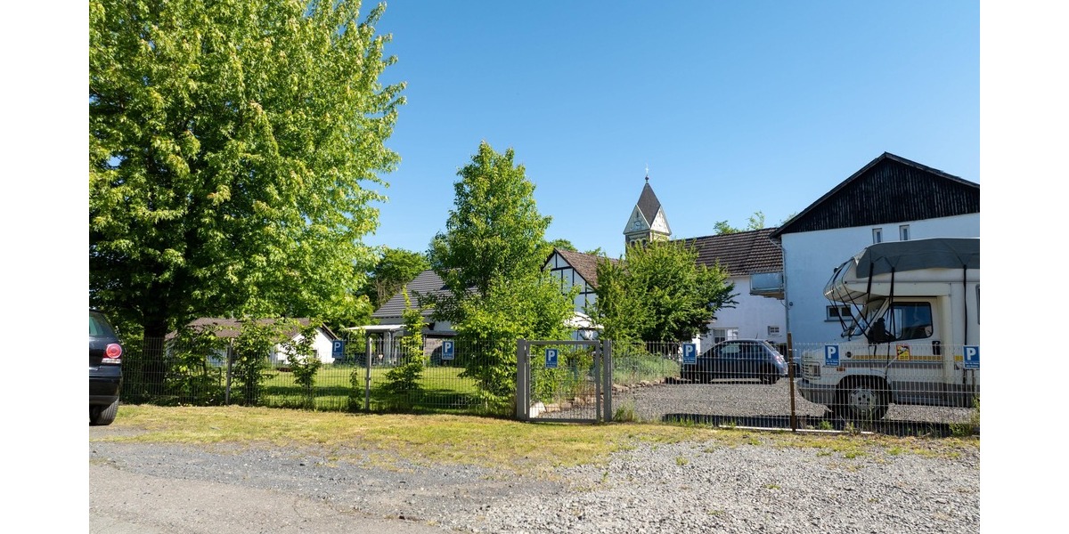 Parkplätze und Garteneingang